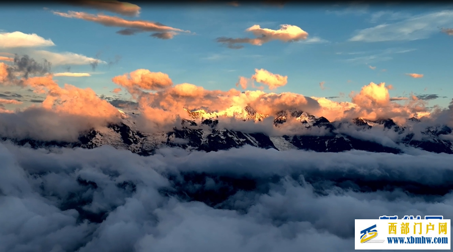 向云端，赏“日照金山”别样美景(图1)