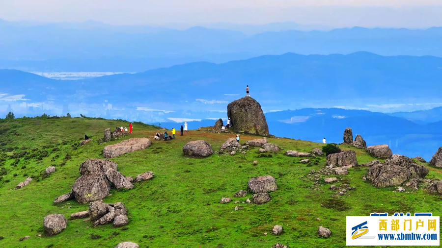 云南寻甸：高山草场引游人(图1)