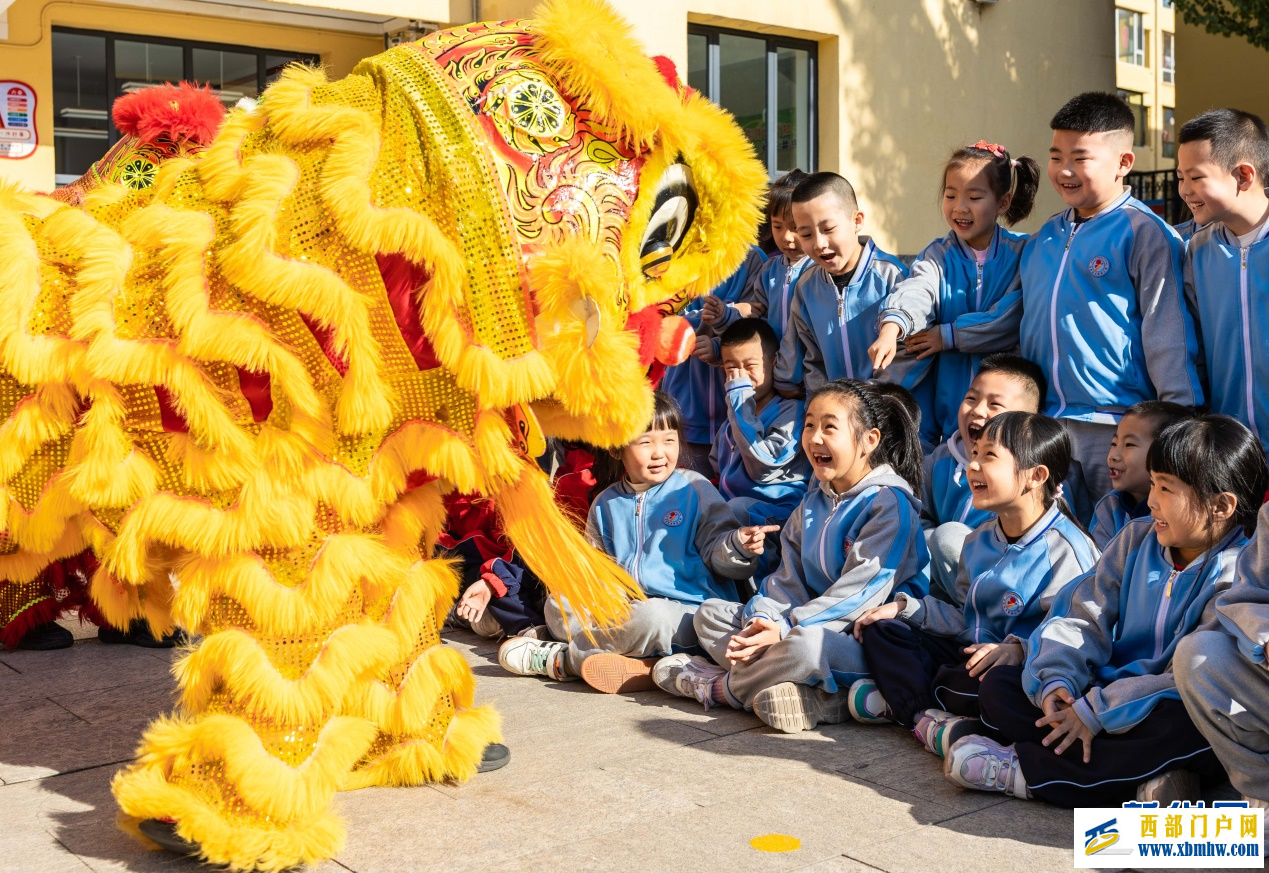 呼和浩特：舞狮进校园 文化共传承(图2)