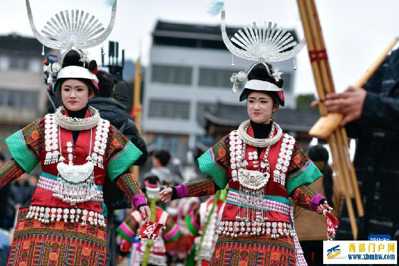 两对苗族双胞胎姐妹共赴“甘囊香”(图8)