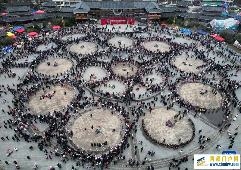 两对苗族双胞胎姐妹共赴“甘囊香”(图10)