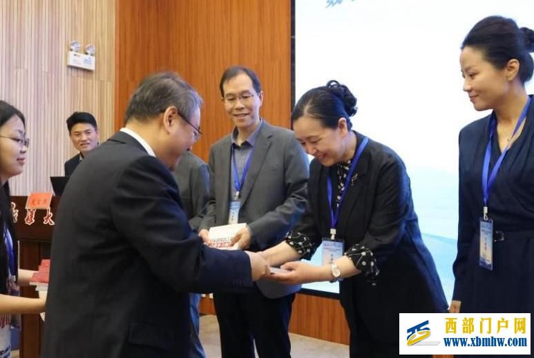 数字化赋能语言文字能力提升研讨会在新疆大学举办(图1) 数字化赋能语言文字能力提升研讨会在新疆大学举办(图1)