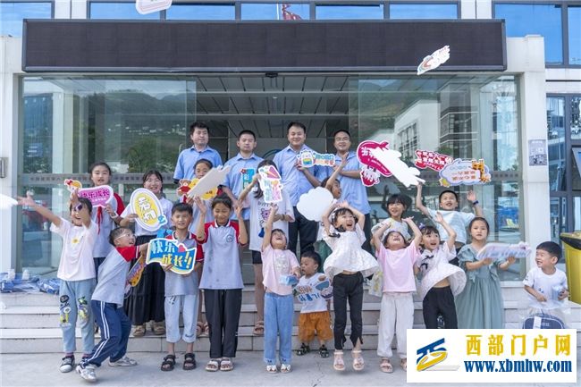 中建八局发展建设公司奉节县甘溪沟小微企业园及配套设施建设项目开展“童心筑梦·爱心护航”六一儿童节慰问留守儿童活动(图3) 中建八局发展建设公司奉节县甘溪沟小微企业园及配套设施建设项目开展“童心筑梦·爱心护航”六一儿童节慰问留守儿童活动(图3)