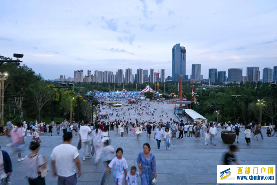 宁夏银川：览山公园迎暑期客流高峰(图4)