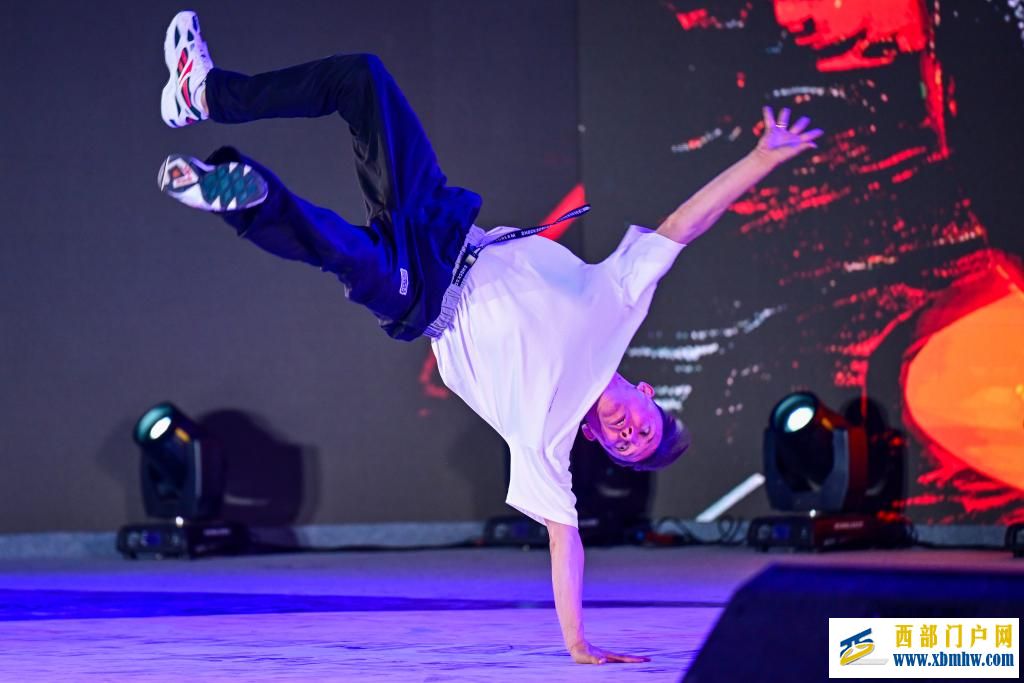 新疆“丝绸之路”街舞展演燃动油城(图6)