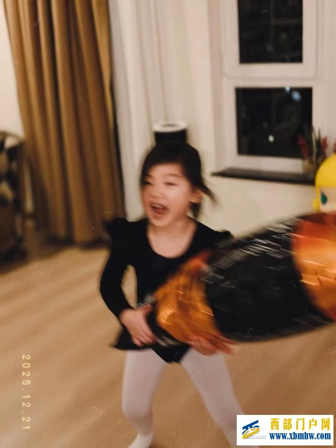 朱珠的冬至家宴照杀疯了，喝到脸红！小女儿穿着练功服满屋子打闹(图3)