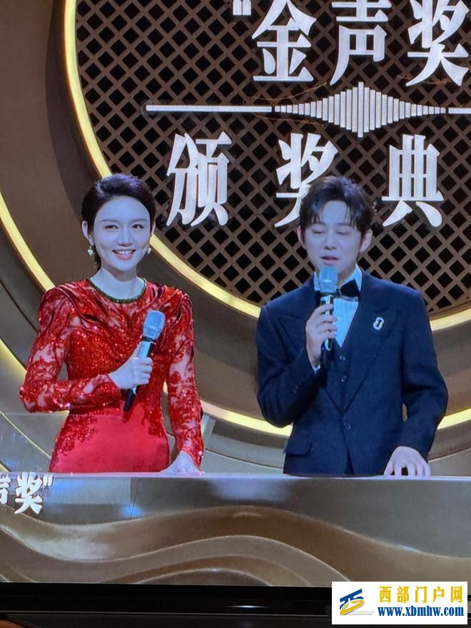 尼格买提拿下“金声奖”，感恩24年前职业启蒙人，何炅有点不自信(图2)