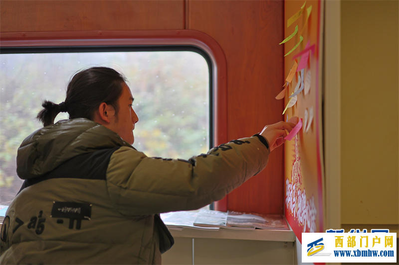 贵阳客运段Z78次“列车书吧”启程(图3)